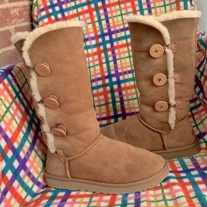 Triple Bailey button size 8 chestnut UGGs